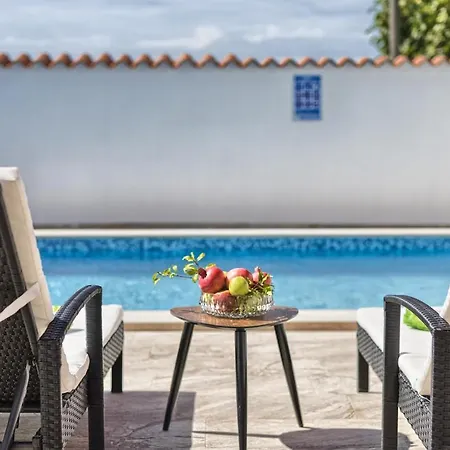 Vila Mirjana *